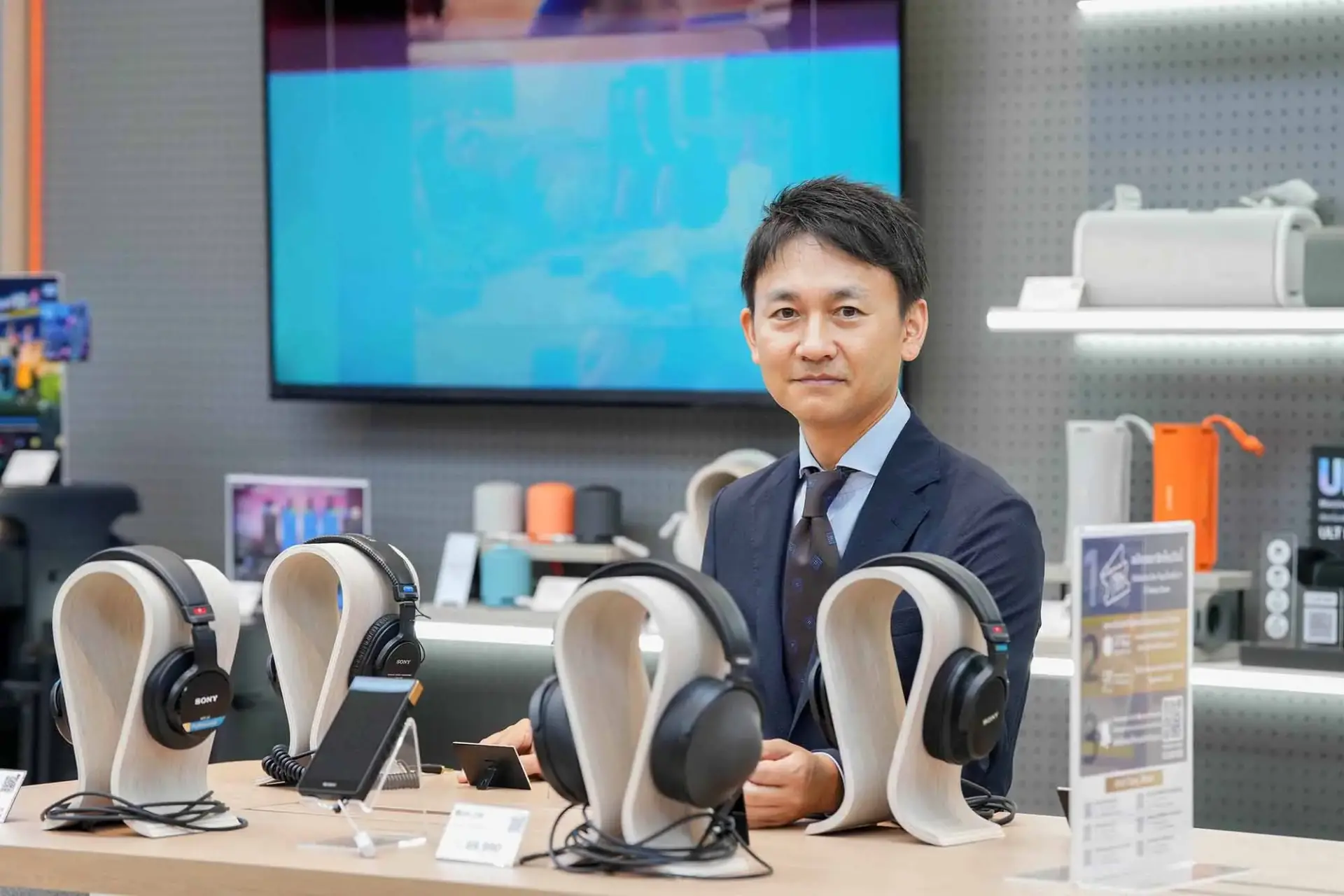 2.pic grand opening sony store central world