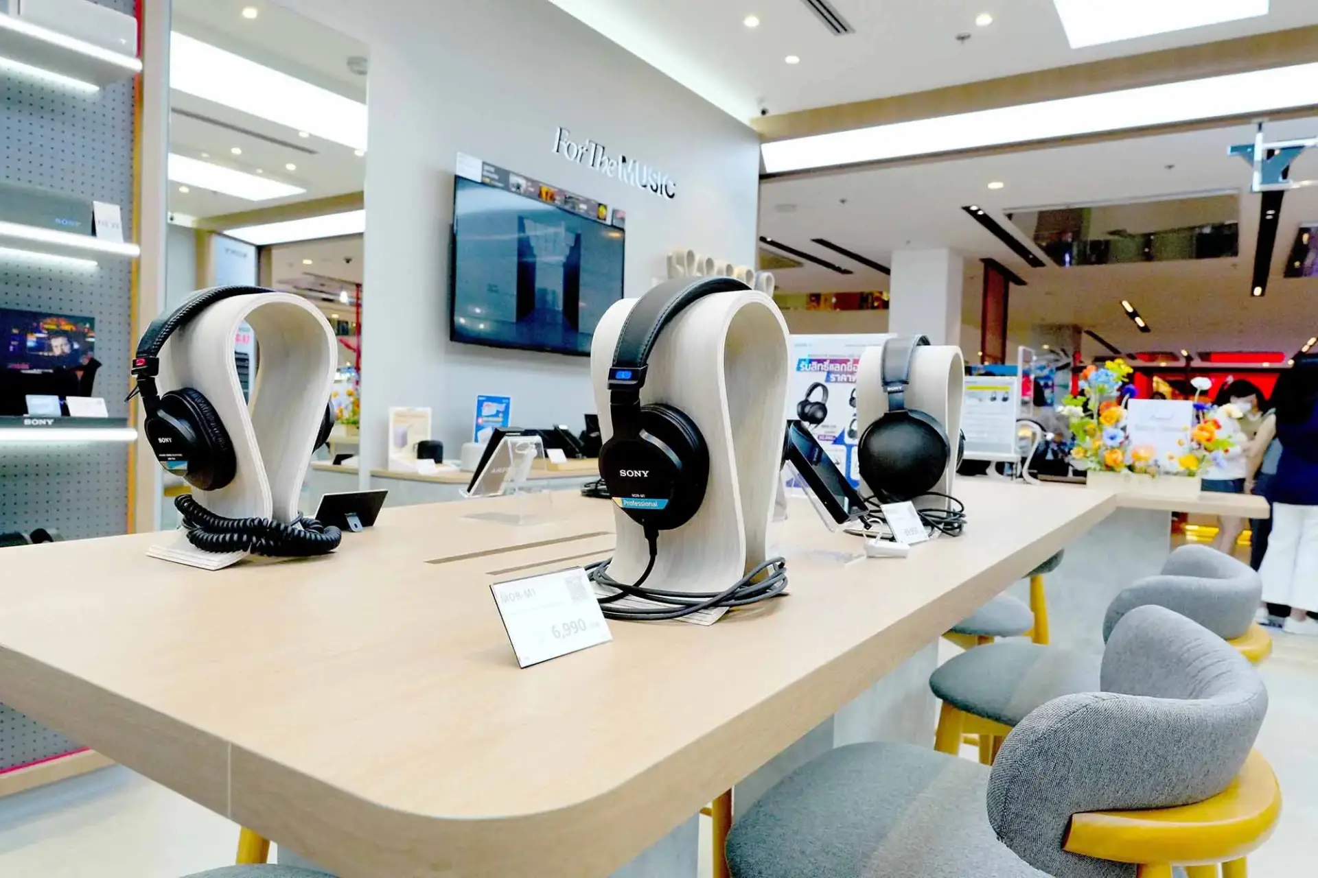 8.pic grand opening sony store central world
